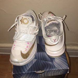 Men’s athletic shoes